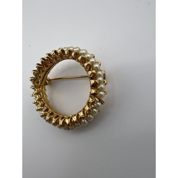 Vintage Women's Jewelry‎ Gold-Tone White Pearl Round Ring Scarf Brooch Pin - Picture 2 of 12